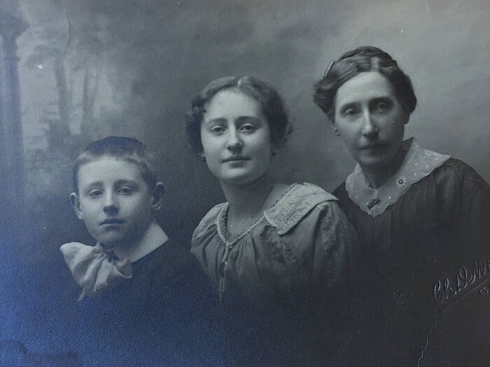 Zu sehen ist ein Porträt der Familie von Antoinette Adams. Neben der Mutter ist auch der Bruder von Antoinette zu sehen.